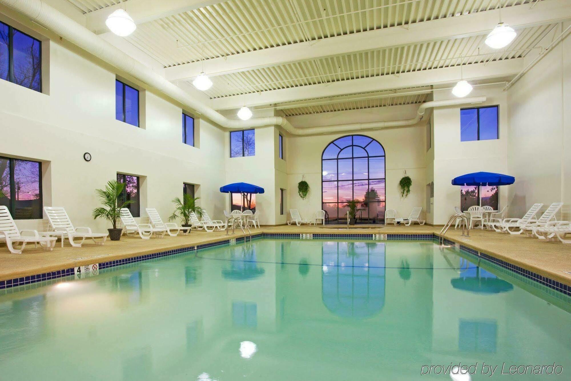 HOLIDAY INN EXPRESS HOTEL & SUITES BUFFALO-AIRPORT BUFFALO, NY 2* (United  States) - from US$ 128 | BOOKED